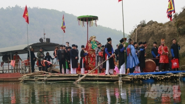 Lễ rước Mẫu sang sông tại đền Đông Cuông sau 5 năm bị gián đoạn