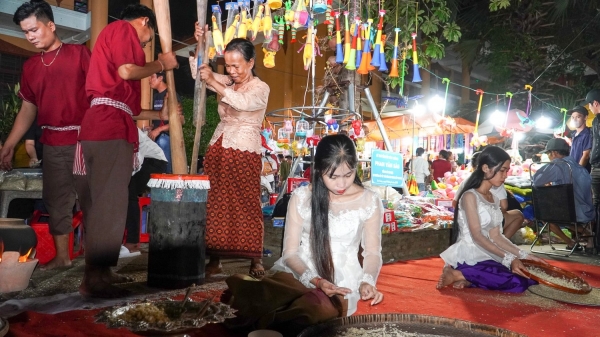 Tái hiện nghi thức đúc cốm dẹp của đồng bào Khmer