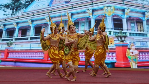 Chúc Tết cổ truyền Chôl Chnăm Thmây của bà con dân tộc Khmer