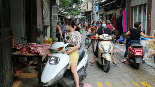 Phòng chống dịch Covid-19 chợ dân sinh tại Hà Nội kẻ vạch, phân luồng