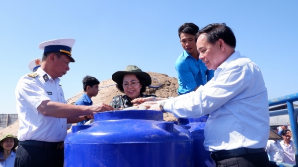 Trao 200 bồn trữ nước và cấp nước ngọt cho người dân