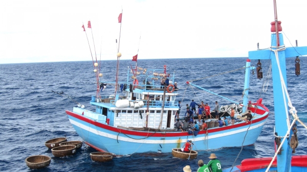 Kịp thời cứu hộ 4 thuyền viên gặp nguy hiểm trên biển