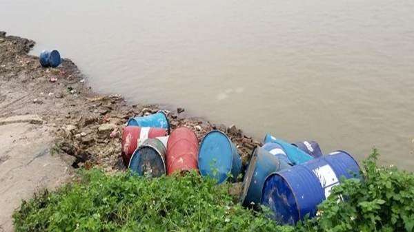 Hàng chục thùng phuy nghi chứa chất độc bị vứt bỏ ra sông Hồng