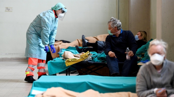Châu Âu loay hoay chống Covid-19: Bệnh viện Italia 5 phút tiếp nhận một ca
