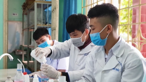 Trường THPT Trần Nhân Tông pha chế được dung dịch rửa tay khô, sát khuẩn