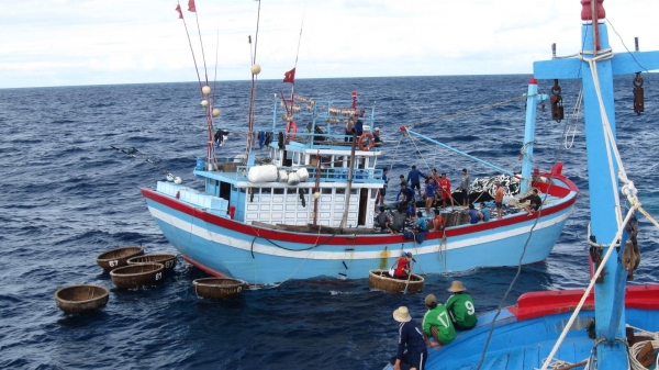Phạt tàu cá đánh bắt vi phạm IUU 900 triệu đồng