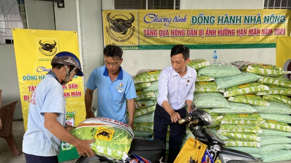 Cty Bình Điền hỗ trợ phân bón cho nông dân vùng hạn mặn