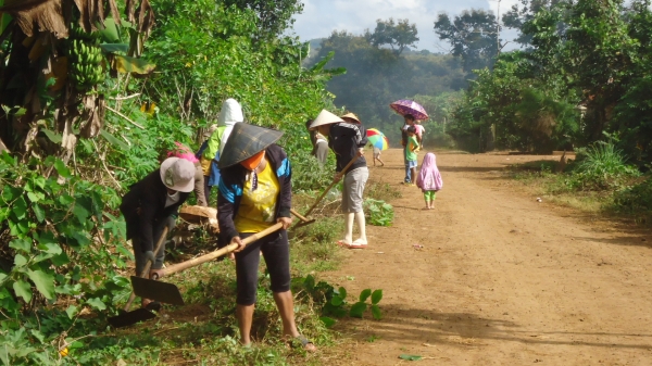 Phụ nữ Cư M’gar chung sức xây dựng nông thôn mới