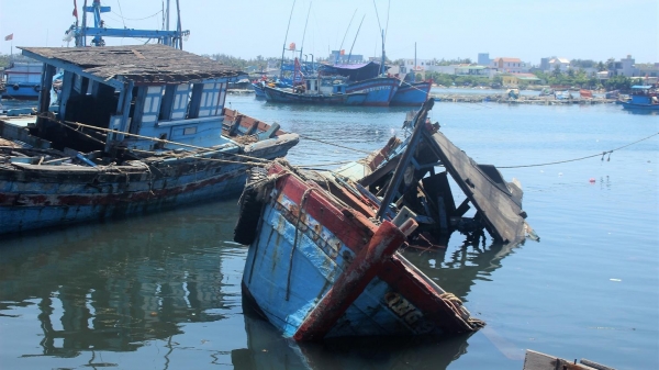 'Xác tàu cá' nằm ngổn ngang ở cảng Sa Huỳnh