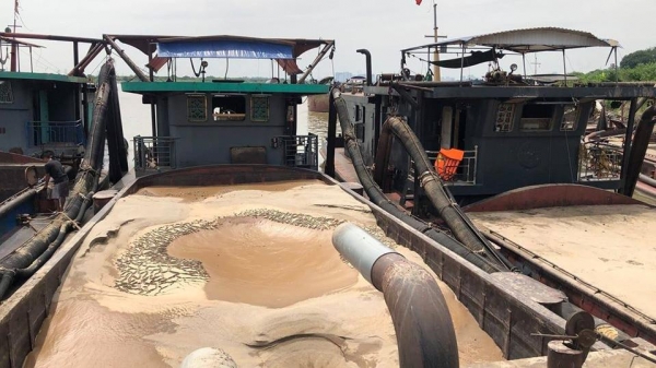 Hà Nội: Bắt giữ 3 tàu khai thác cát trái phép trên sông Hồng