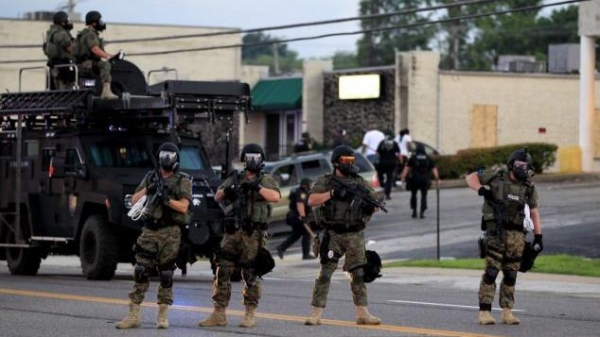 Cảnh sát Mỹ và những rắc rối chuyện quân sự hóa