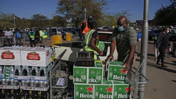Nam Phi lại cấm rượu, bia để chống Covid-19
