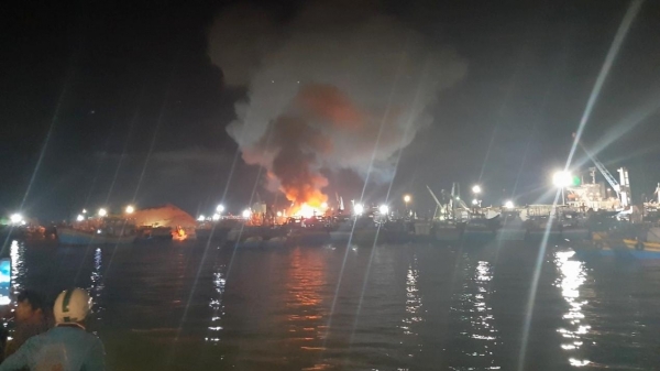 Đang neo đậu tại cảng, tàu cá bất ngờ bốc cháy