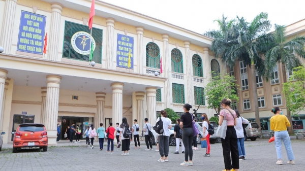 Học viện Múa Việt Nam khiến hàng trăm học sinh khốn đốn!