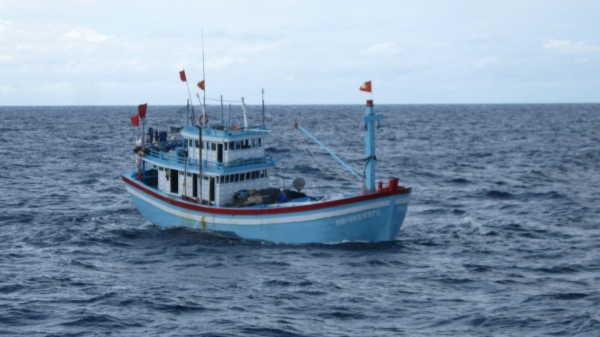 Bị hỏng máy, tàu cá Bình Định cùng 12 ngư dân trôi dạt trên biển