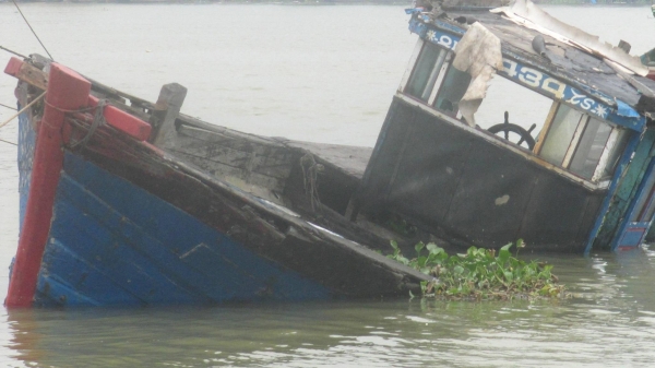 Một tàu cá Bình Định bị chìm trong bão số 2