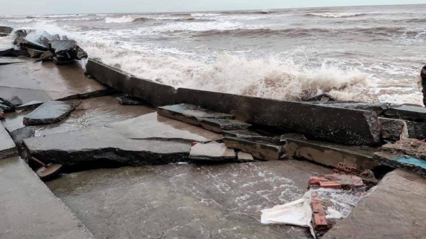 Nam Định: Sóng lớn đánh sạt lở kè biển Thịnh Long