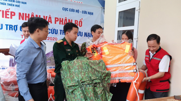Nhiều hàng hóa cứu trợ đến với người dân Thừa Thiên – Huế