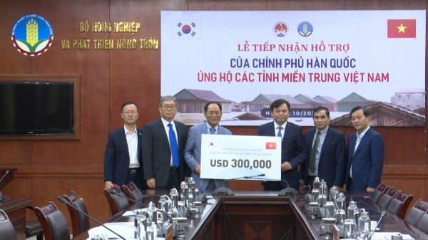 Chính phủ Hàn Quốc trao tặng 300.000 USD hỗ trợ đồng bào miền Trung