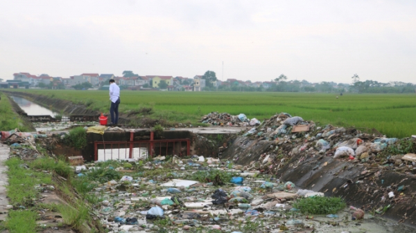 Rác thải sinh hoạt trực tiếp gây ô nhiễm nước thủy lợi Liễn Sơn