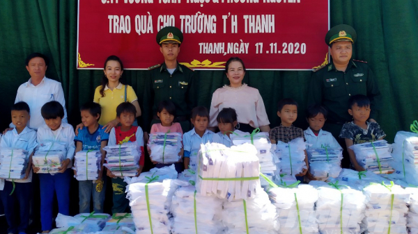 Bạn đọc Báo NNVN tặng 1.200 suất quà cho học sinh vùng lũ Quảng Trị