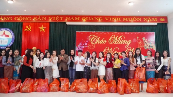 Sinh viên Lào ăn tết Việt