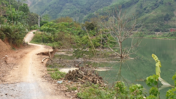 Đường giao thông thôn Kho Vàng nguy cơ chìm dưới sông Chảy