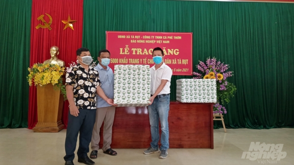 Bạn đọc Báo Nông nghiệp Việt Nam tặng khẩu trang y tế phục vụ bầu cử