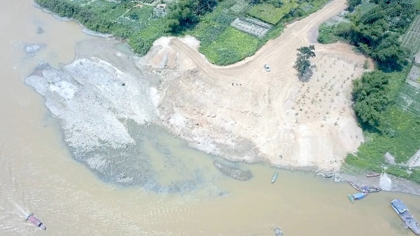 Xử lý nhà thầu thi công công trình thoát lũ đổ đất lấn sông Hồng