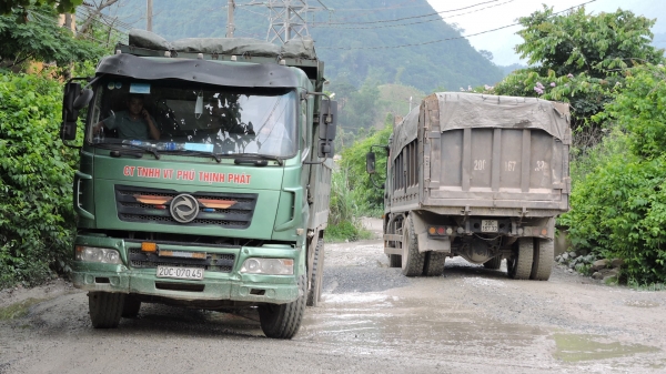 Vùng mỏ Quang Sơn: Đường hỏng, dân khổ, chính quyền bất lực