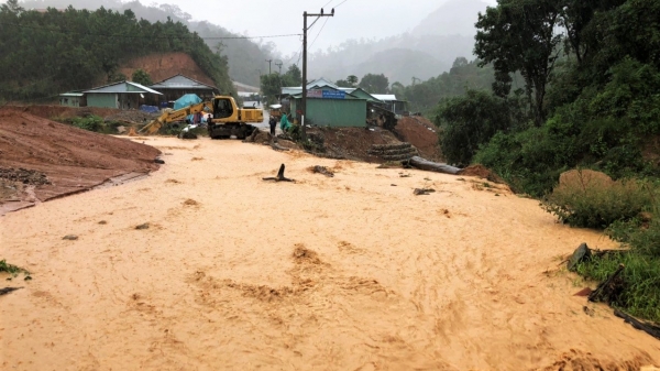 Nhiều khu vực miền núi Quảng Nam bị cô lập, sạt lở do mưa lớn