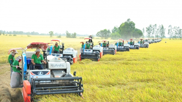 Tặng và tập huấn sử dụng 123 máy nông nghiệp cho nông dân