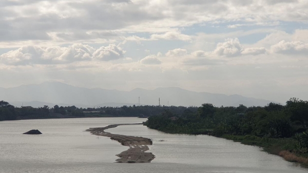 Doanh nghiệp tự ý đắp đường công vụ trên sông Dinh để khai thác cát