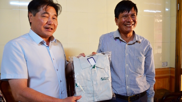 Giám đốc Khuyến nông Quốc gia tặng áo cho 'hiệp sĩ khuyến nông' U70