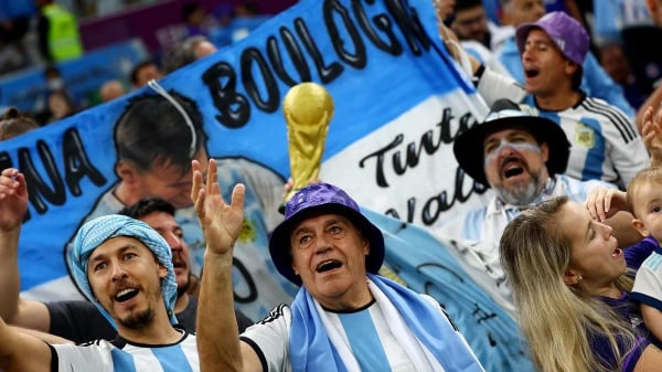 Người Argentina dùng bóng đá để quên nỗi lo kinh tế