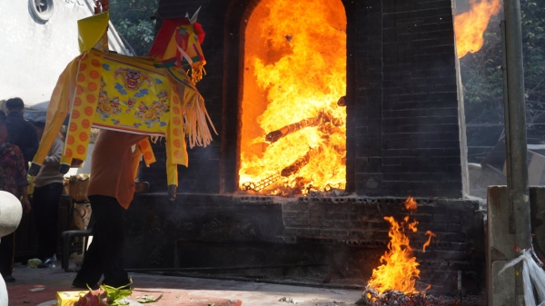Tái diễn tình trạng đốt ‘ngựa khủng’ tại đền Hoàng Mười