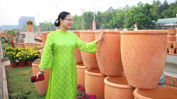 Vĩnh Long xác lập kỷ lục đường gốm đỏ và hoa dài nhất Việt Nam