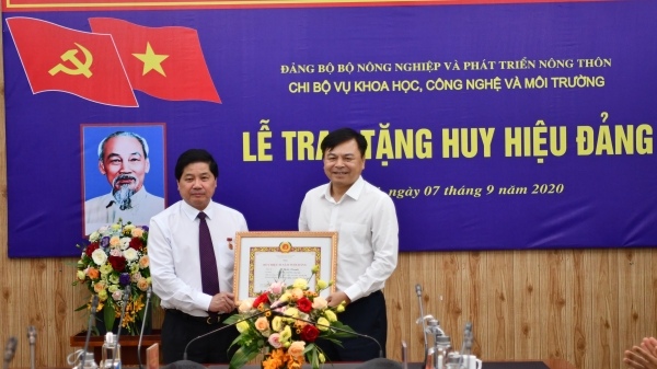 Thứ trưởng Bộ NN-PTNT Lê Quốc Doanh nhận Huy hiệu 30 năm tuổi Đảng