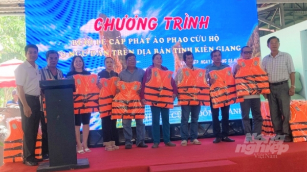 Kiên Giang trao tặng 2.200 áo phao cứu sinh cho ngư dân đi biển