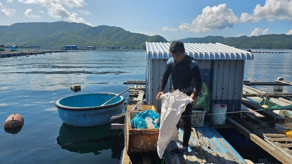 Thu gom rác thải, bảo vệ môi trường vùng nuôi thủy sản lồng bè