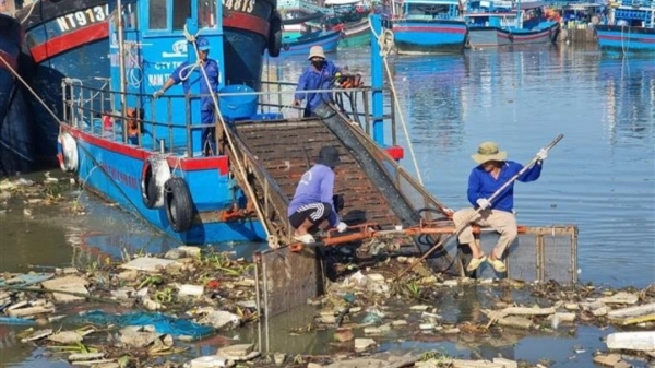 Những mô hình làm sạch môi trường nuôi biển [Bài 4]: Tự nguyện đóng tàu thu gom rác thải trên biển