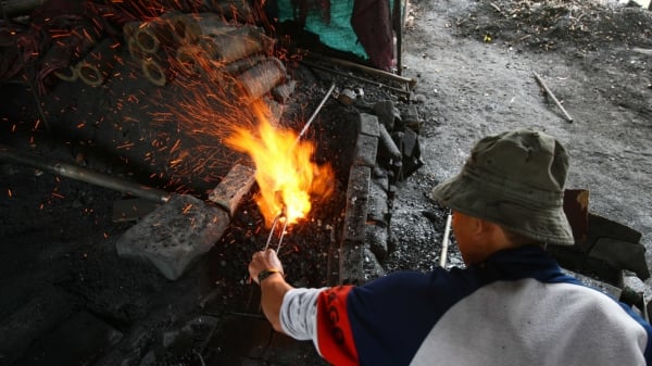 Làng rèn Ngan Dừa hàng trăm tuổi 'đỏ lửa' giữ nghề