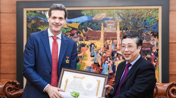 Nguyên Giám đốc ADB Việt Nam nhận Kỷ niệm chương Vì sự nghiệp NN-PTNT