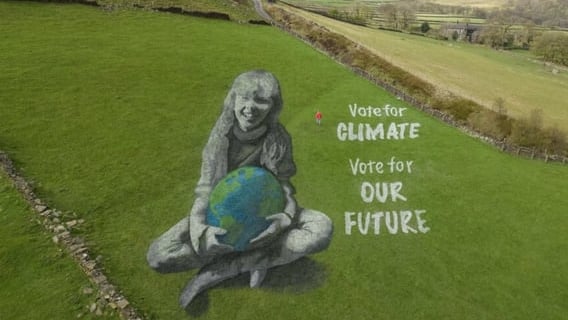 Tác phẩm nghệ thuật trên đồng cỏ kêu gọi hành động vì Ngày Trái đất