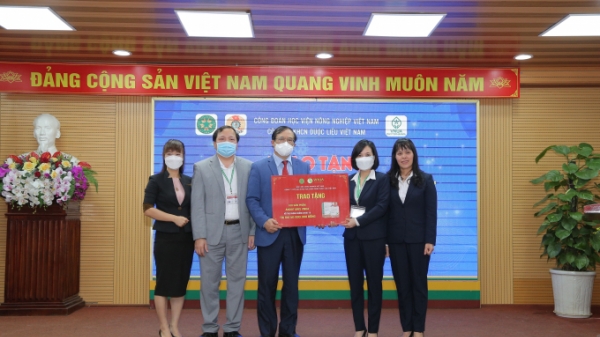 Trao 100 sản phẩm ANDOTARIS VNUA cho cán bộ F0 Học Viện Nông nghiệp Việt Nam