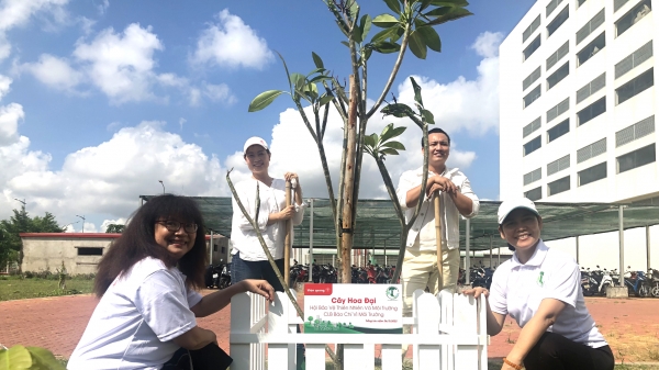 Hane trồng cây xanh tại Nhà máy Điện Quang Công nghệ cao