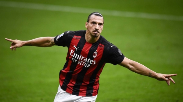 Zlatan Ibrahimovic ở lại AC Milan đến năm 42 tuổi