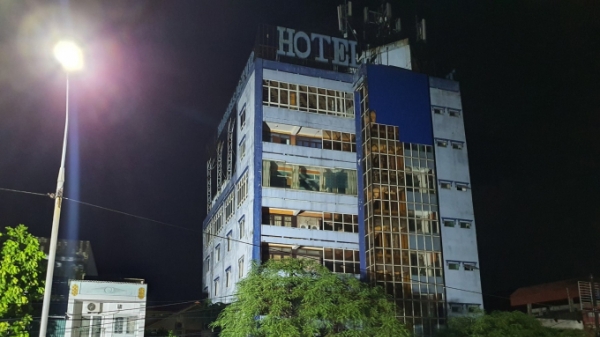 Khách sạn 6 tầng bị sập trong đêm mưa lớn