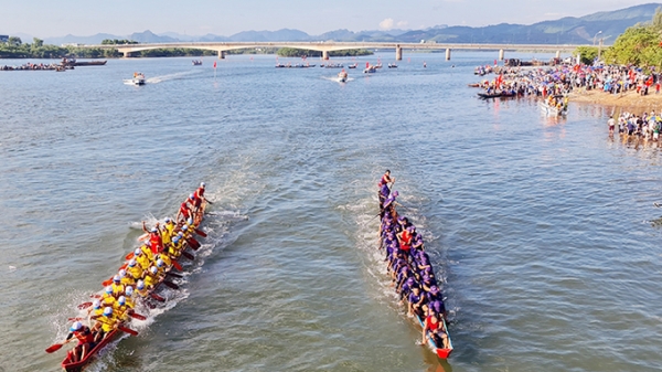 Đón nhận Di sản văn hóa quốc gia 'Lễ hội đua thuyền trên sông Nhật Lệ'