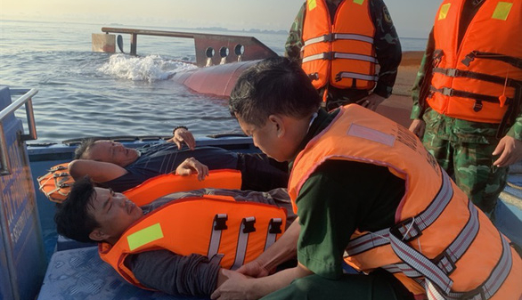 Tàu chở than bị lật ở Cát Bà, 3 người rơi xuống biển